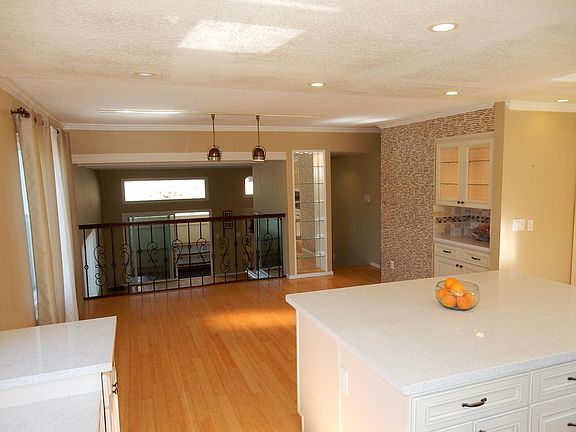 4th image of 3860 La Jolla Village Dr