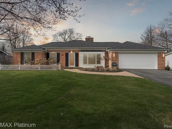 1109 Woodview Dr, Flint, MI 48507