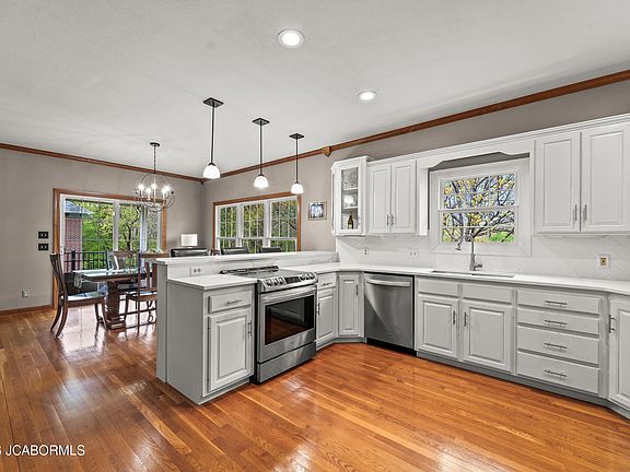5th image of 303 Madelines Park Cir