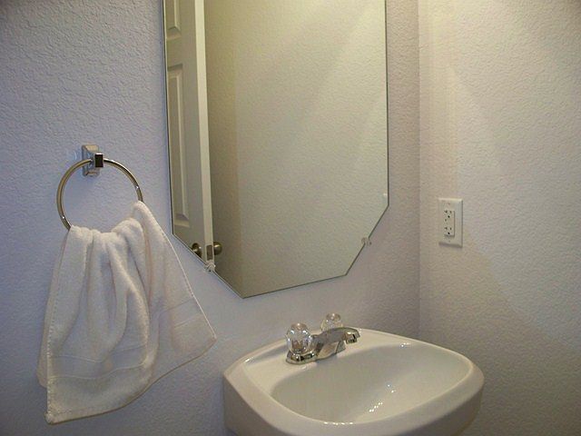 1st image of 221 Avrshire Ln