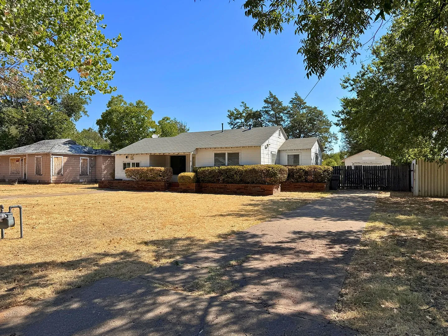 2 Bed 1 Bath With Character In Ray Massie! — Photo 3
