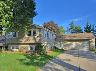 1635 S Surrey Ridge Dr, Arlington Heights, IL 60005