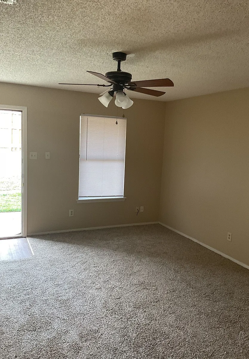 Building Photo - 207 E Sycamore Ln #D