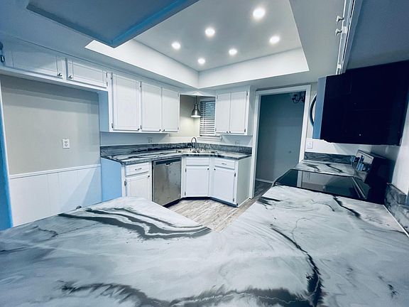 2nd image of 906 W Churchill Way #1