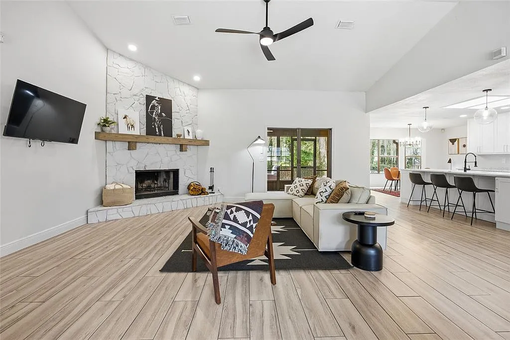 3 bed, 2.0 bath, 2105 sqft, $3,300 — Photo 2