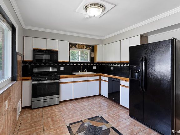 4th image of 20449 Brooklawn Dr