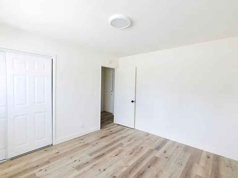 239/241 Avenida Pelayo — Photo 16