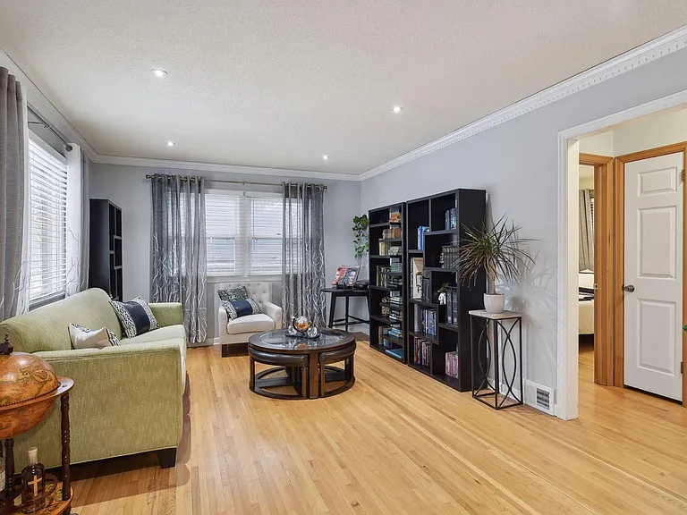 871 Lexington Pkwy S — Photo 3