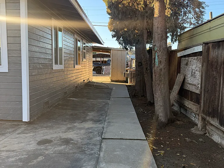 139 W Tyler St #B — Photo 3