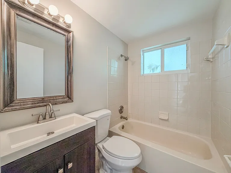 541 NE 44th St #B — Photo 6