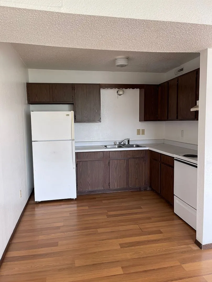 1220 Meadow Ln — Photo 1