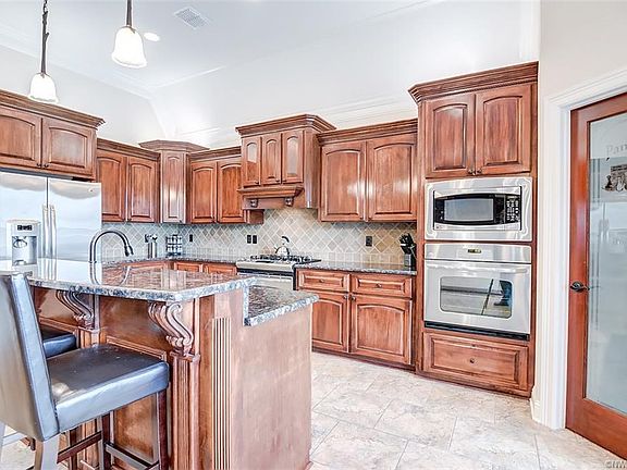 5th image of 304 Tottenham Ct