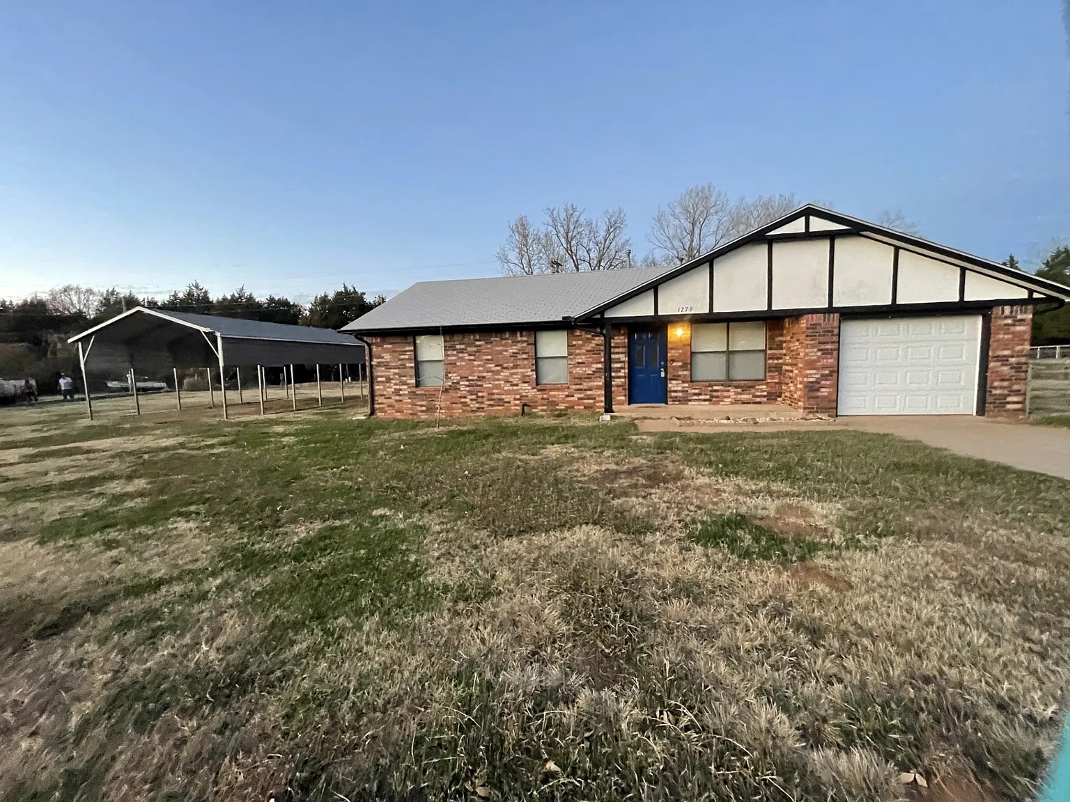 3 bed, 1.5 bath, 1306 sqft, $1,500 — Photo 2