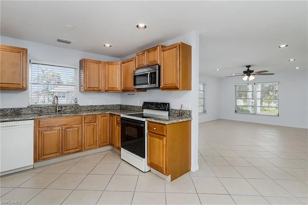 2 bed, 2.0 bath, 1200 sqft, $1,900 — Photo 2