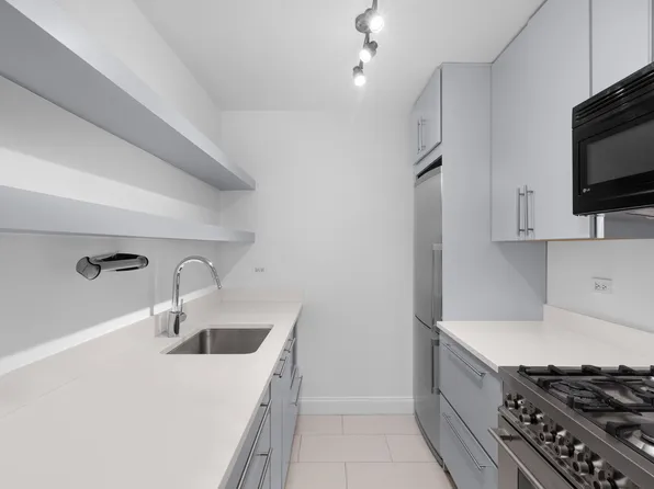 420 West 23rd Street 9B image 3 of 6