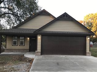 412 W Main St, Chouteau, OK 74337