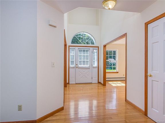 3rd image of 6 Fairview Ln