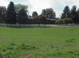 2471 Meadowood Ln, Milford, MI 48380