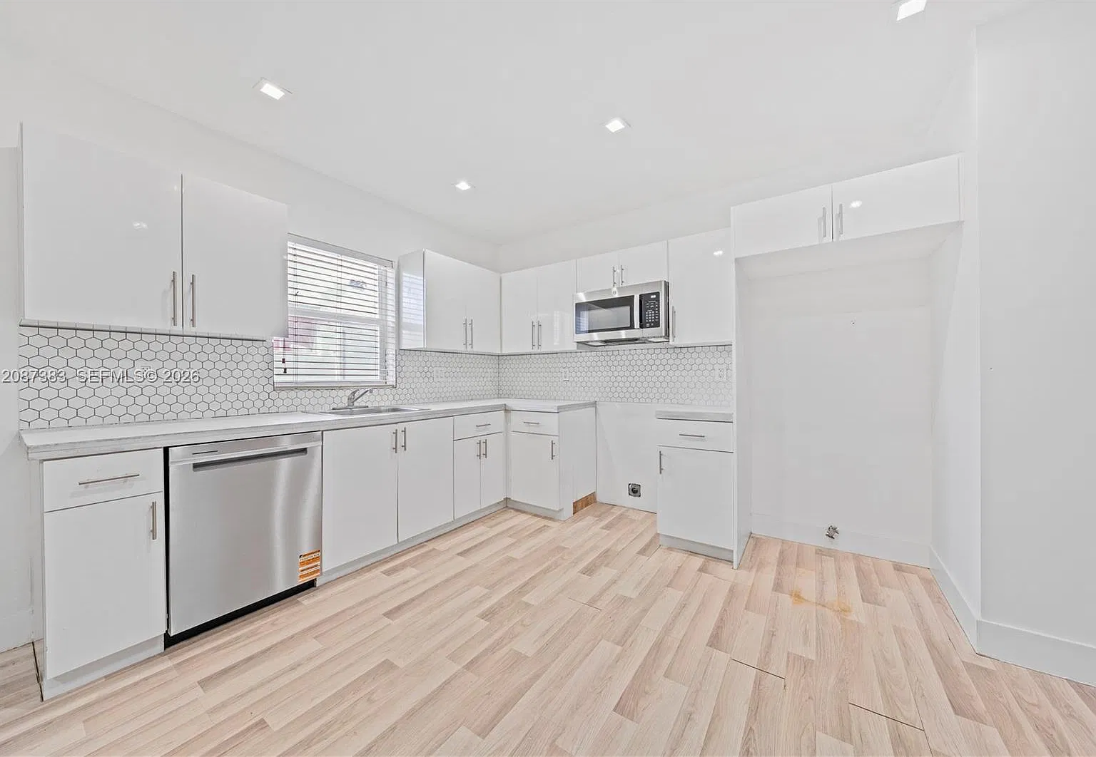 3 bed, 1200 sqft, $3,000 — Photo 3