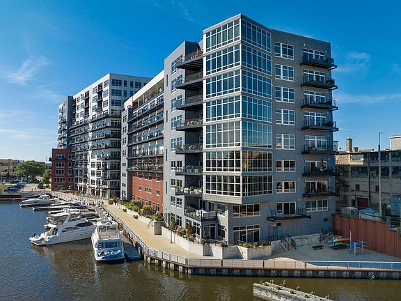 3rd image of 106 W Seeboth STREET #616