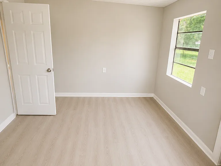 401 Carver Dr — Photo 4