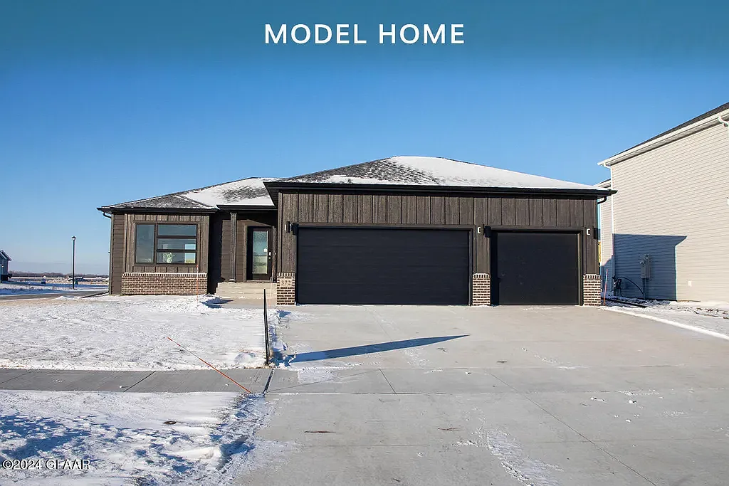 372 Wren Dr — Photo 1