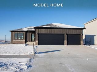 372 Wren Dr, Grand Forks, ND 58201