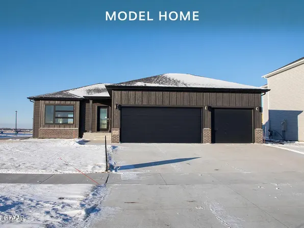 372 Wren Dr, Grand Forks, ND 58201