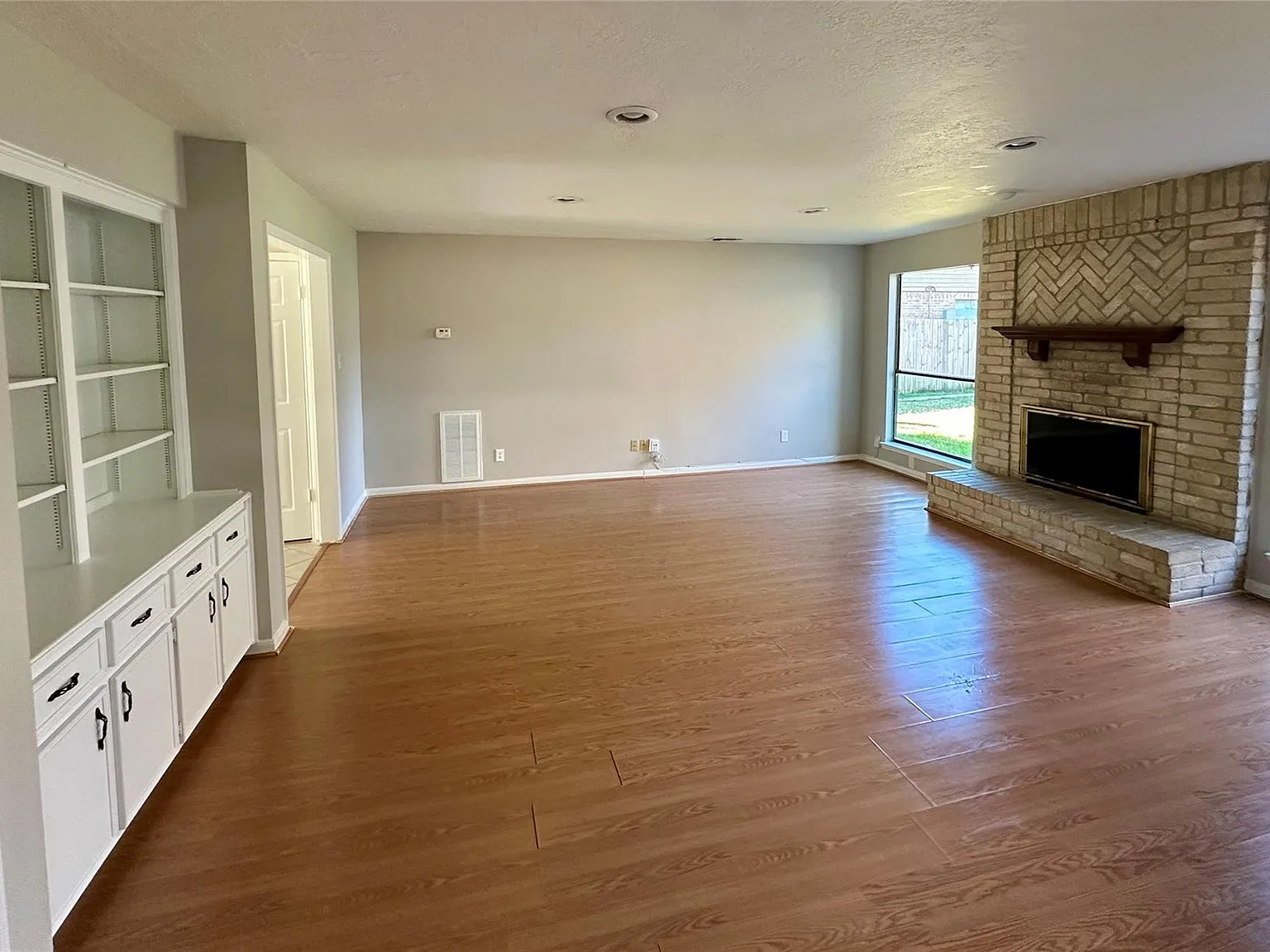 4 bed, 2.5 bath, 2448 sqft, $2,200 — Photo 3