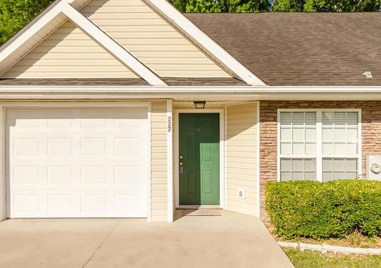 3 Bed/3Bath Centrally located — Photo 1