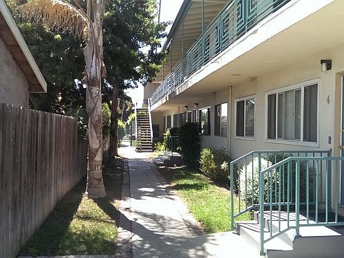 5th image of 633 E 99th St APT 09