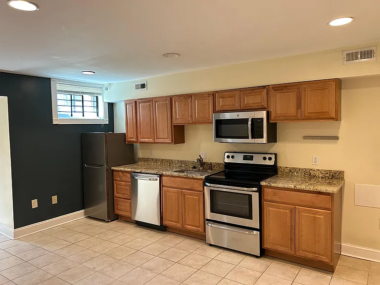 1112 Oates St NE #B — Photo 1