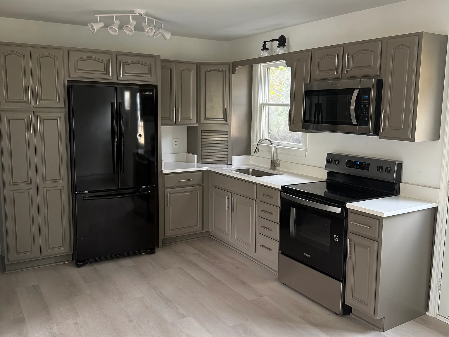 3 bed, 1080 sqft, $2,200 — Photo 4
