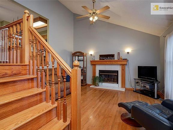 3rd image of 2305 NE Bridgeport Dr