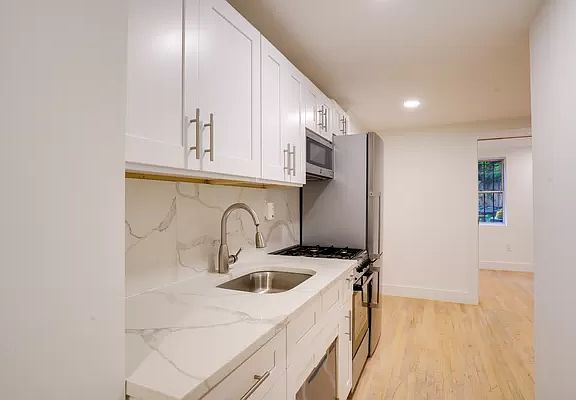 4th image of 111 S Oxford St #1R