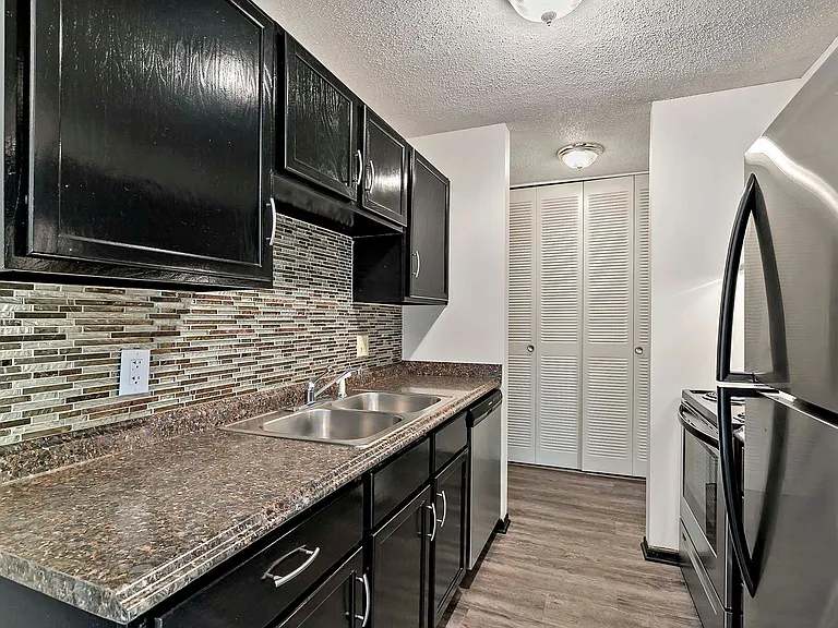 Winnetka Village Apts — Photo 12