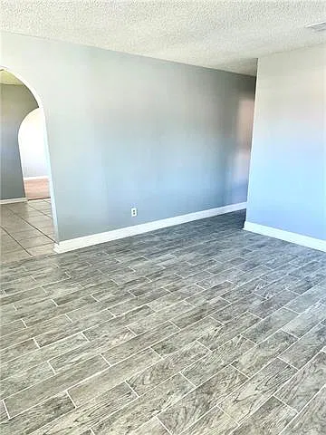 3 bed, 2.0 bath, 1400 sqft, $2,000 — Photo 3