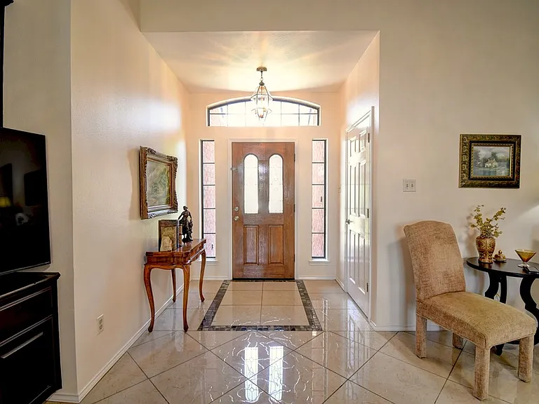 719 Oak Hollow Dr — Photo 4