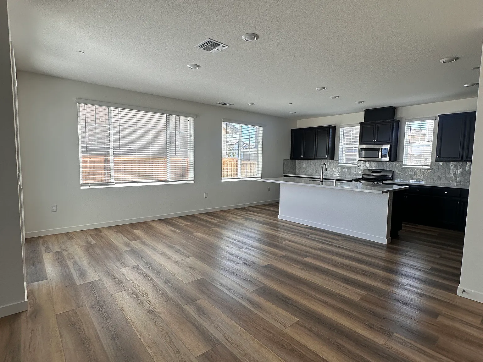 3 bed, 2.5 bath, 2364 sqft, $3,900 — Photo 4