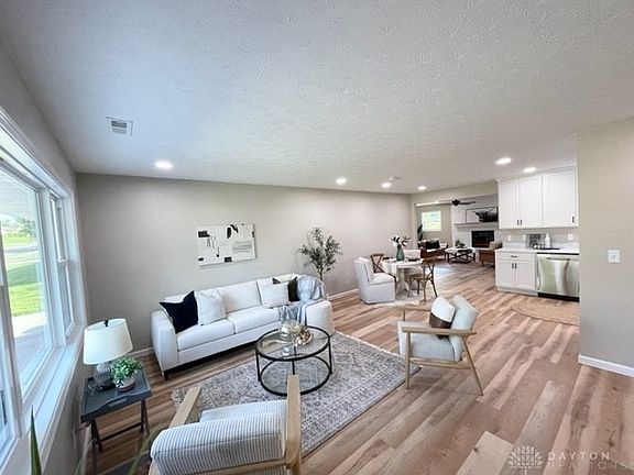 4th image of 217 Lawrence Ave