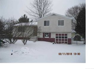 6960 Academy Ln, Lockport, NY 14094
