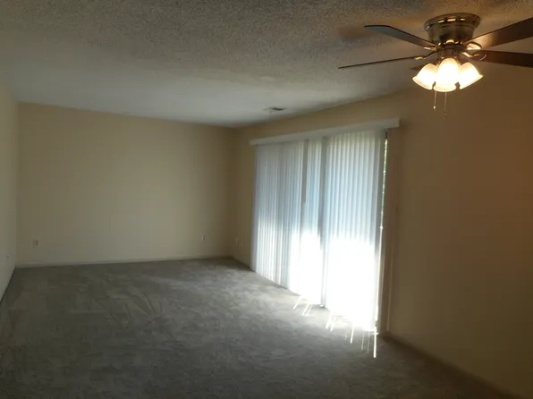 8494 Lane Dr #6, Kansas City, MO 64138