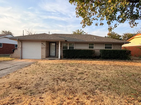 923 SW 1st St, Moore, OK 73160