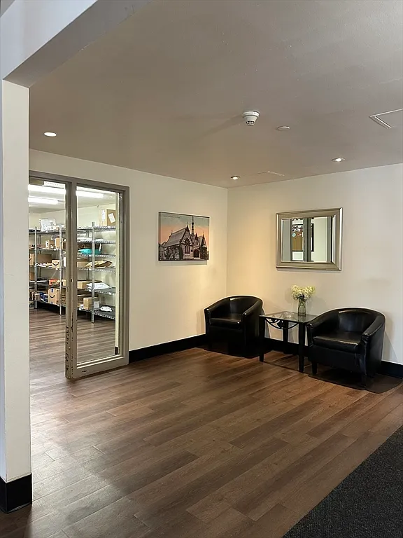 2 bed, 1.0 bath, 940 sqft, $2,400 — Photo 4