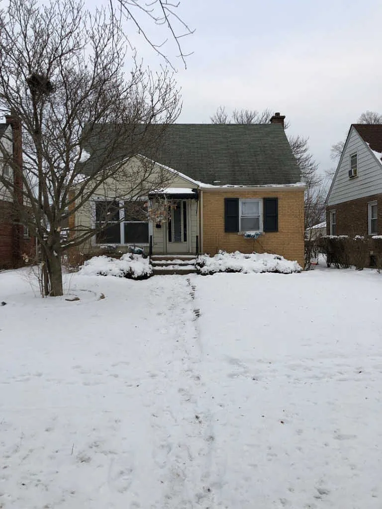 1579 Wentworth Ave photo 1
