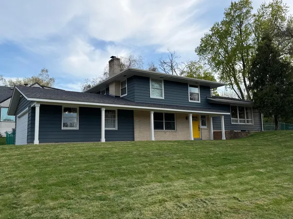 1046 Brooks Ave W, Roseville, MN 55113