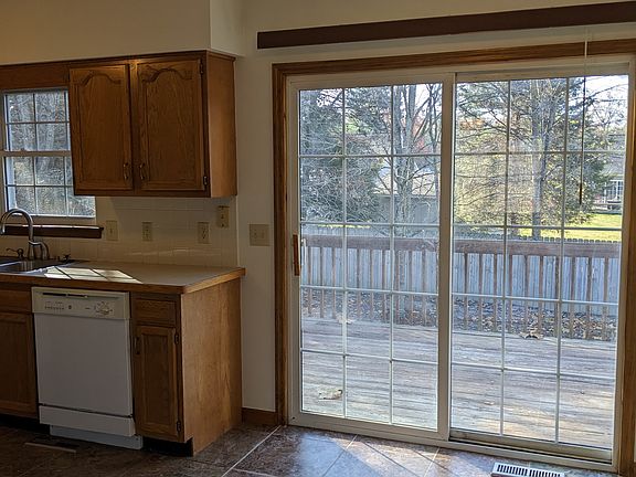 3rd image of 45 Bentley Cir