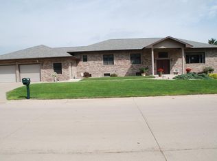 911 8th St SW, Rock Valley, IA 51247