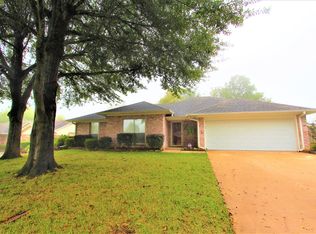 2820 Briarwood Dr, Paris, TX 75460