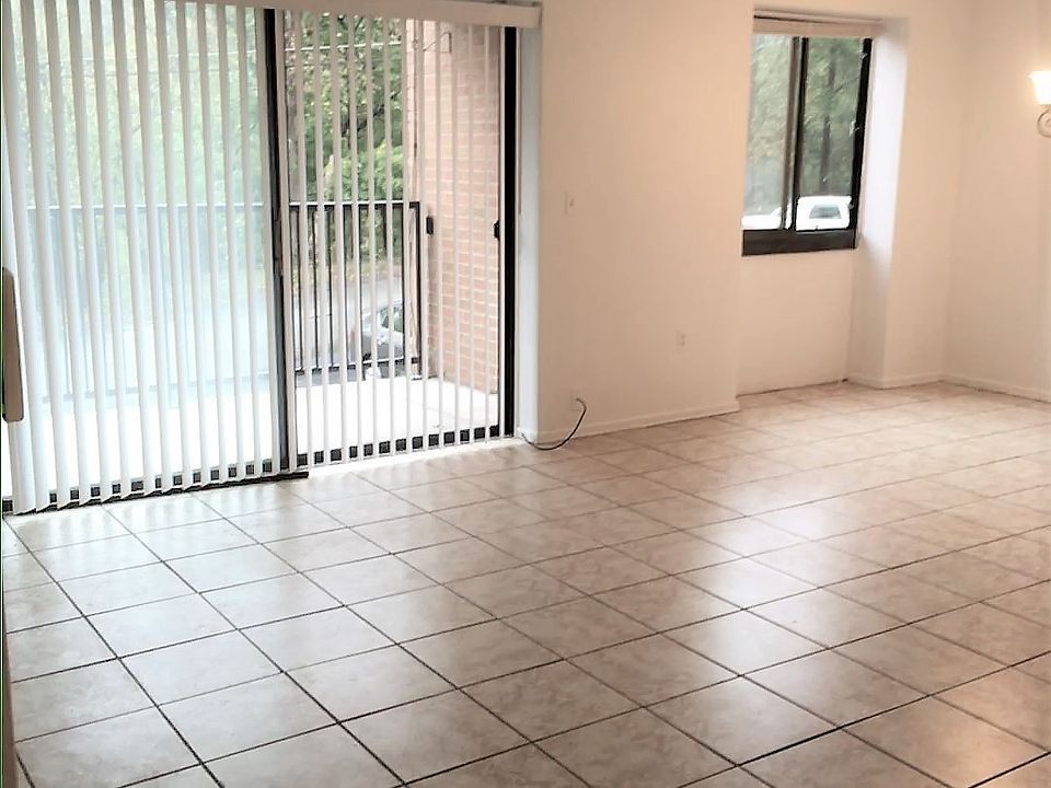 $1095 INCLUDES GAS HEAT, WATER, SEWER, GARBAGE.
LIVING ROOM, LARGE BALCONY
